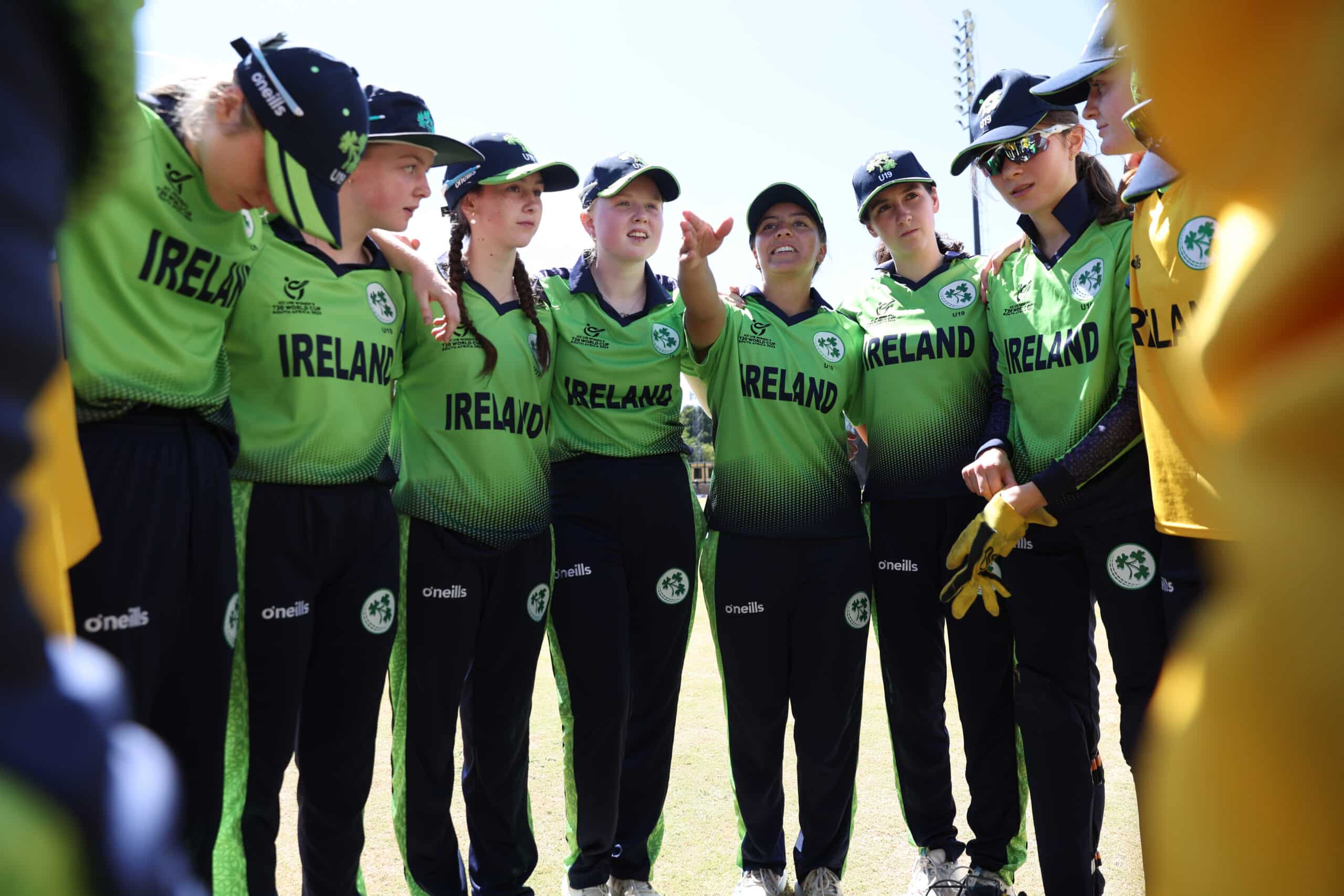 Ireland U19s Women huddle